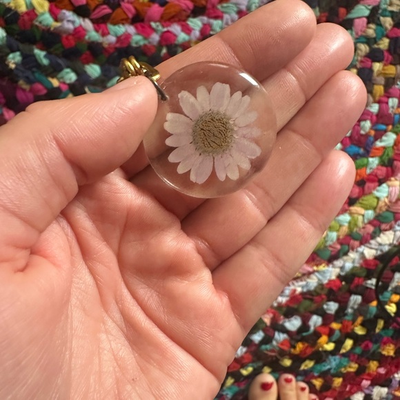 🌼DAUPHINETTE🌼 real pink daisy suspended in resin gold chain necklace - Picture 4 of 7